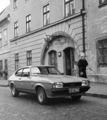 Hungary, Budapest I., Fortuna utca 3., Pest-Buda vendéglő. A Ford Capri gépkocsi mögött Méhes Marietta manöken., 1976, Bojár Sándor, Budapest, Fortepan #195213