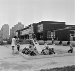 Magyarország, Budapest XI., Tétényi út 46-48, bölcsőde, háttérben a Fejér Lipót utcai toronyházak., 1973, Bojár Sándor, játszótér, csúszda, Budapest, Fortepan #195215