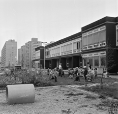 Magyarország, Budapest XI., Tétényi út 46-48, bölcsőde, háttérben a Fejér Lipót utcai toronyházak., 1973, Bojár Sándor, Budapest, Fortepan #195216