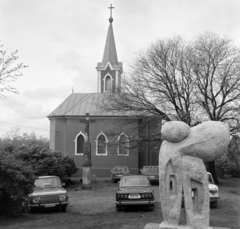 Magyarország, Balatonboglár, Kápolna utca, Kék Kápolna. Előtérben Nemes Attila térplasztikája (1981)., 1979, Bojár Sándor, rendszám, Wartburg 353, Fortepan #195258