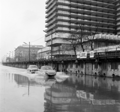 Magyarország, Budapest V., pesti alsó rakpart, jobbra fent a Hotel Duna Intercontinental., 1974, Bojár Sándor, árvíz, Budapest, Fortepan #195259