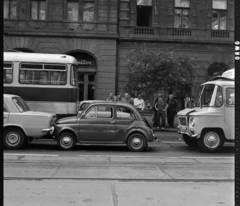 Magyarország, Budapest IX., Ferenc körút, közlekedési baleset, háttérben a 26. és 28. számú ház., 1974, Bojár Sándor, baleset, Budapest, Fiat 500, Fortepan #195266