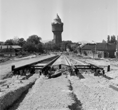 Magyarország, Budapest IV., Árpád út, a felüljáróra vezető villamospálya építése, szemben az Újpesti víztorony., 1974, Bojár Sándor, Budapest, Fortepan #195269