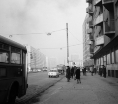 Magyarország, Óbuda, Budapest III., a Flórián tér 4-5. számú ház előtti buszmegálló a Szentendrei út felé nézve., 1979, Bojár Sándor, Budapest, Fortepan #195274