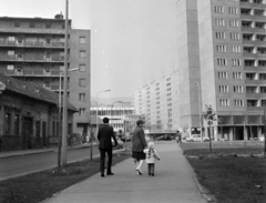 Magyarország, Óbuda, Budapest III., Kórház utca a Flórián tér felé nézve, jobbra az első Miklós utcai panelház., 1977, Bojár Sándor, Budapest, Fortepan #195282