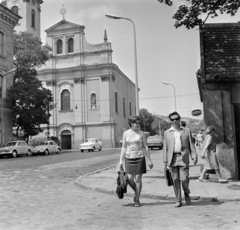 Magyarország, Budapest II.,Budapest III., Szépvölgyi út a Bécsi út felé nézve, balra az Újlaki templom, jobbra a Kolosy téri piac., 1977, Bojár Sándor, Budapest, Fortepan #195284