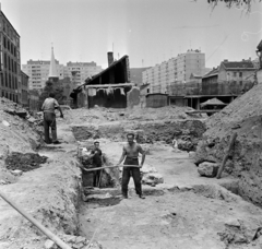 Magyarország, Budapest III., a Lajos utca felől a Mókus utca és a Pacsirtamező (Korvin Ottó) utca felé nézve, az előtérben a Lajos utca 142. alapozása, balra a Perc utca és a Goldberger gyár épülete, hátrébb az óbudai evangélikus templom tornya, jobbra a háttérben a Szőlő köz 2-12. panelház látszik., 1977, Bojár Sándor, Budapest, Fortepan #195286