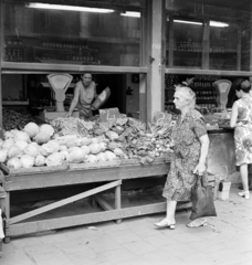 Magyarország, Budapest III., Kolosy téri piac., 1977, Bojár Sándor, Budapest, zöldség, piac, ártábla, mérleg, Fortepan #195288