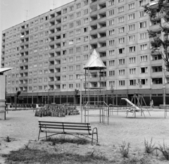 Magyarország, Óbuda, Budapest III., játszótér a Szőlő köznél, háttérben az 1-11. számú panelház., 1973, Bojár Sándor, játszótér, Budapest, Fortepan #195291