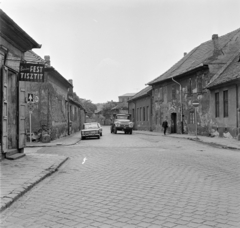 Magyarország, Óbuda, Budapest III., Mókus utca a Perc utca irányába nézve, szemben fenn a Goldberger gyár épületének részlete látszik. Balra a Zichy utca torkolata. Jobbra a Kéhli vendéglő ablakai látszanak, mellette a 20. számú épületben ma az Óbudai Népzenei Iskola működik., 1973, Bojár Sándor, Budapest, ZIL 555 MMZ, Fortepan #195292