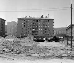 Magyarország, Óbuda, Budapest III., a Pacsirtamező (Korvin Ottó) utca 65-67. számú ház hátsó homlokzata a Kálvin köz felől nézve. Jobbra a 3-as Posta., 1973, Bojár Sándor, Budapest, Fortepan #195293