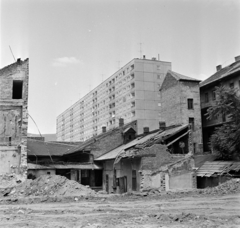 Magyarország, Óbuda, Budapest III., a Kiskorona (Magyar Lajos) utca felől a Pacsirtamező (Korvin Ottó) utca felé nézve, háttérben a Szőlő köz 2-12., 1973, Bojár Sándor, Budapest, Fortepan #195295