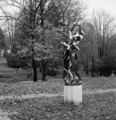 Hungary, Budapest XII., Pihenő út 1., az Országos Korányi Tbc és Pulmonológiai Intézet parkja. Táncoló leányok (Berczeller Rezső, 1971.)., 1976, Bojár Sándor, sculpture, Budapest, Fortepan #195297