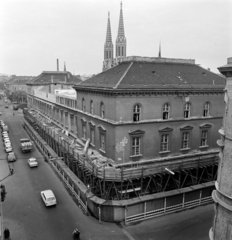 Magyarország, Budapest VII., Alsó erdősor, szemben a Korányi Sándor és Frigyes Kórház (később a Péterfy Sándor Utcai Kórház része) átépítése, háttérben a Szent Erzsébet-templom tornya., 1975, Bojár Sándor, Budapest, Fortepan #195298