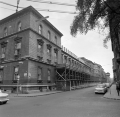 Magyarország, Budapest VII., Alsó erdősor a Dohány utca felől, szemben a Korányi Sándor és Frigyes Kórház (később a Péterfy Sándor Utcai Kórház része) átépítése., 1975, Bojár Sándor, Budapest, Fortepan #195300