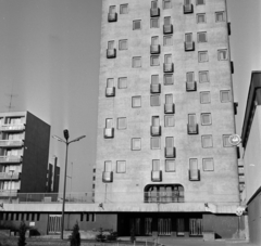 Magyarország, Budapest XXII., József Attila utcai kísérleti lakótelep, balra a József Attila utca 26., jobbra a Magasház utca 2. számú ház., 1972, Bojár Sándor, Budapest, Fortepan #195305