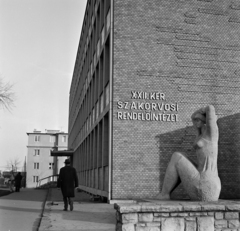 Magyarország, Budapest XXII., Budafok, Duna utca - Leányka utca sarok, Kiss Kovács Gyula Ülő nő (1967) című szobra a szakrendelő mellett., 1972, Bojár Sándor, Budapest, Fortepan #195310