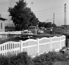 Magyarország, Budapest XI.,Budapest XXII., vasúti átjáró a Fehérvári (Szabadság) úttól a Kővirág sor / Leányka utca felé., 1965, Bojár Sándor, autóbusz, sorompó, légvezeték, közvilágítás, Budapest, Fortepan #195313