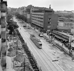 Magyarország, Budapest XI., Fehérvári út a Bocskai út felől nézve, jobbra a piac, mellette a szakrendelő., 1975, Bojár Sándor, Budapest, Fortepan #195315