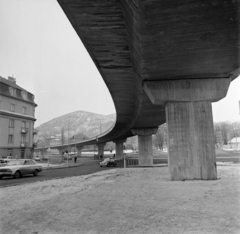 Hungary, Budapest XI.,Budapest XII., Budaörsi út - Alkotás utca - Hegyalja út találkozása / BAH csomópont, felüljáró. Háttérben a Sas-hegy., 1976, Bojár Sándor, Budapest, Fortepan #195322