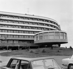 Magyarország, Budapest II., Vérhalom utca 17-19., a SZOT szálló és előtte a panoráma-bár., 1974, Bojár Sándor, Budapest, Fortepan #195330