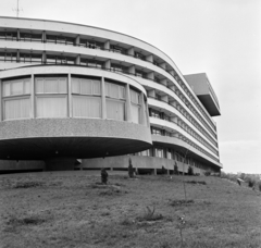 Magyarország, Budapest II., Vérhalom utca 17-19., a SZOT szálló és előtte a panoráma-bár., 1974, Bojár Sándor, Budapest, Fortepan #195331