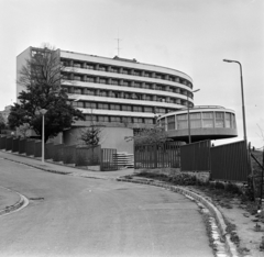 Magyarország, Budapest II., Vérhalom utca 17-19., a SZOT szálló és előtte a panoráma-bár., 1974, Bojár Sándor, Budapest, Fortepan #195332