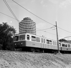 Magyarország, Budapest XII.,Budapest II., Fogaskerekű a Városmajor végállomás közelében, háttérben a Budapest körszálló., 1973, Bojár Sándor, Budapest, Fortepan #195334