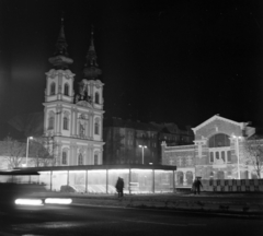 Magyarország, Budapest I., Batthyány tér, utascsarnok az aluljáróhoz vezető mozgólépcsőkkel. Háttérben a Szent Anna-templom és a Vásárcsarnok., 1973, Bojár Sándor, Budapest, Fortepan #195337