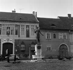 Magyarország, budai Vár, Budapest I., Bécsi kapu tér, Kazinczy-emlékkút (Pásztor János, 1936.)., 1974, Bojár Sándor, Budapest, Fortepan #195344