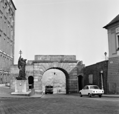 Magyarország, budai Vár, Budapest I., Bécsi kapu tér, Bécsi kapu, bal oldalon Budavár visszavételének emléke (Ohmann Béla, 1936.) és a Magyar Országos Levéltár épülete., 1974, Bojár Sándor, Budapest, Fortepan #195346