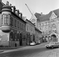 Magyarország, budai Vár, Budapest I., Bécsi kapu tér a Fortuna utcából nézve, balra a Kard (Hatvany Lajos) utca, szemben a Magyar Országos Levéltár épülete., 1974, Bojár Sándor, Budapest, Ford Taunus P5, Fortepan #195347