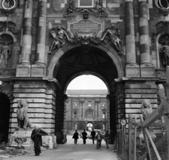 Magyarország, budai Vár, Budapest I., Budavári Palota (korábban Királyi Palota), Oroszlános kapu, háttérben a Nagy udvar., 1977, Bojár Sándor, Budapest, Fortepan #195350