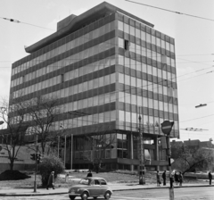 Magyarország, Budapest XIV., Thököly út 97-101., a Pest Megyei Bíróság épülete., 1973, Bojár Sándor, Budapest, Fortepan #195353