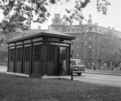 Magyarország, Budapest VI., Kodály kőrönd, filmforgatás díszleteként ideiglenesen kihelyezett nyilvános WC ("zöld villamos")., 1974, Bojár Sándor, Budapest, Fortepan #195359