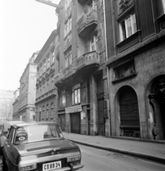 Magyarország, Budapest VI., Paulay Ede utca a Liszt Ferenc tér felé nézve, középen jobbra a Hegedű utca torkolata., 1973, Bojár Sándor, Budapest, Renault 10, rendszám, Fortepan #195361