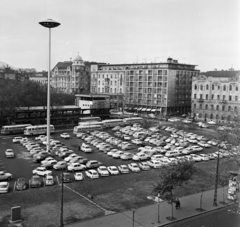 Magyarország, Budapest V., Erzsébet (Engels) tér, a parkoló és a MÁVAUT autóbusz-pályaudvar a Bajcsy-Zsilinszky út felől nézve., 1970, Bojár Sándor, Budapest, autóbusz, Ikarus-márka, Ikarus 55, Fortepan #195370