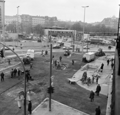 Magyarország, Budapest V.,Budapest VI.,Budapest VII., balra a Deák Ferenc tér, jobbra az Erzsébet (Engels) tér a Király (Majakovszkij) utca torkolata felől nézve., 1974, Bojár Sándor, Budapest, Fortepan #195371