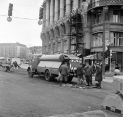 Magyarország, Budapest V.,Budapest VI., Károly (Tanács) körút az Erzsébet (Engels) tér felé nézve, jobbra az Anker-ház., 1974, Bojár Sándor, Budapest, teherautó, Fortepan #195372