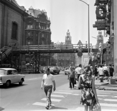 Magyarország, Budapest V., ideiglenes gyalogos felüljáró a Kossuth Lajos utca felett a Városház utca torkolatánál. A felvétel a Ferenciek tere (Felszabadulás tér) aluljárórendszerének kiépítésekor készült., 1975, Bojár Sándor, Budapest, Fortepan #195398