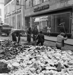 Magyarország, Budapest V., Városház utca a Kossuth Lajos utca felé nézve, melynek túloldalán a Belvárosi Ferences templom látszik., 1975, Bojár Sándor, építkezés, Budapest, Fortepan #195402