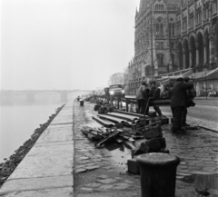 Magyarország, Budapest V., pesti alsó rakpart a Parlamentnél, háttérben a ködbevesző Margit híd., 1978, Bojár Sándor, Budapest, Fortepan #195412