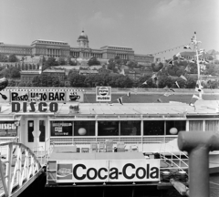 Magyarország, Budapest V.,Budapest I., pesti alsó rakpart a Széchenyi Lánchíd közelében, szemben a Budavári Palota (korábban Királyi Palota)., 1977, Bojár Sándor, Budapest, Pepsi-márka, diszkó, Coca-Cola, Fortepan #195414