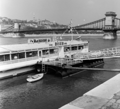 Magyarország, Budapest V., Disco-hajó a pesti alsó rakpartnál, háttérben a Széchenyi Lánchíd és a budai Vár., 1977, Bojár Sándor, Budapest, diszkó, Fortepan #195415