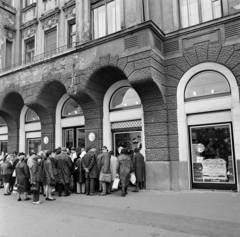 Magyarország, Budapest IV., Árpád út 21., a Temaforg Vállalat Textil- és Fonalboltja., 1974, Bojár Sándor, Budapest, Fortepan #195420