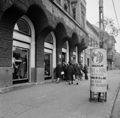 Magyarország, Budapest IV., Árpád út 21., a Temaforg Vállalat Textil- és Fonalboltja., 1974, Bojár Sándor, Budapest, Fortepan #195421