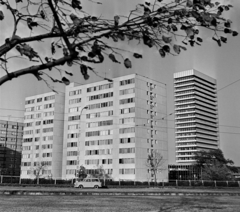 Magyarország, Budapest XIII., Árpád híd pesti hídfő, Róbert Károly körút, háttérben jobbra a SZOT irodaház (később Nyugdíjfolyósító)., 1975, Bojár Sándor, Budapest, Fortepan #195444