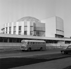 Magyarország, Budapest X., a "Pataky" Művelődési Ház a Halom köz felől nézve., 1975, Bojár Sándor, Budapest, Ikarus 31/311, Fortepan #195445