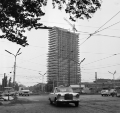 Magyarország, Budapest IX.,Budapest VIII., Nagyvárad tér, szemben a SOTE (később Semmelweis Egyetem) Elméleti Tömbjének építkezése, 1974, Bojár Sándor, Budapest, Mercedes W110, rendszám, Fortepan #195451