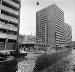 Magyarország, Budapest VIII., a Tömő utca toronyházai a Szigony utca felől a Füvészkert (Szigetvári) utca felé nézve, középen a Tömő utcai óvoda építkezése, mögötte a Jázmin utca, a Lósy Imre utcai háztömb hátsó homlokzata és a Práter utcai egyik toronyház., 1974, Bojár Sándor, Ford-márka, Budapest, rendszám, Fortepan #195453